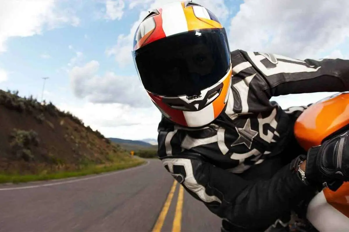 (ویدئو) خوش‌شانسی موتور سوار از برخورد هولناک با تریلی