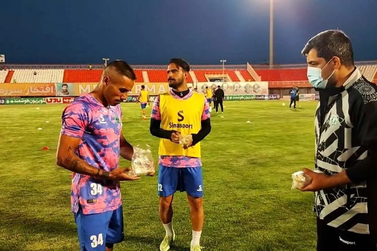 (ویدیو) افطار کردن بازیکنان آلومینیوم پیش از شروع مسابقه