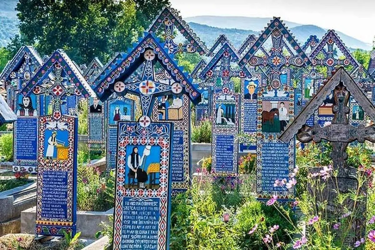 (عکس) اهالی این روستا با طنز به استقبال مردگان می‌روند