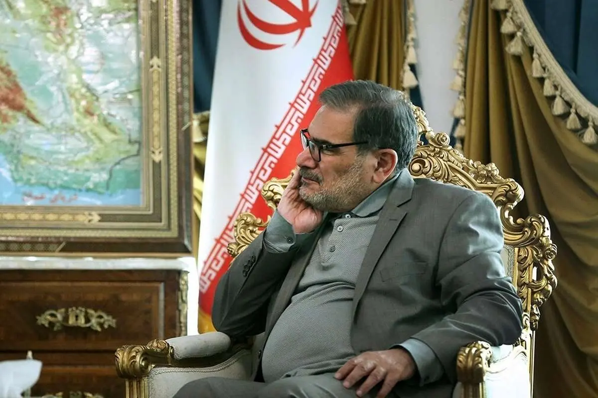 (تصاویر) لباس شمخانی در دیدار با دستیار پوتین سوژه شد