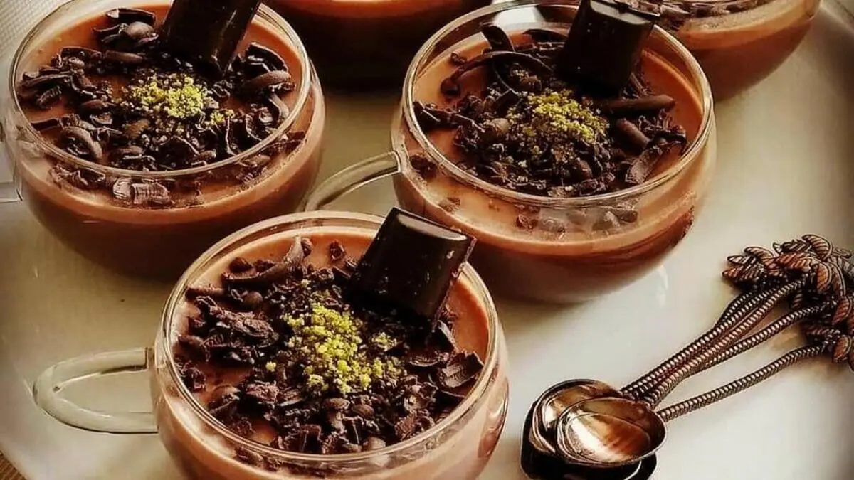 طرز تهیه دسر شکلاتی با بیسکوییت کرم‌دار