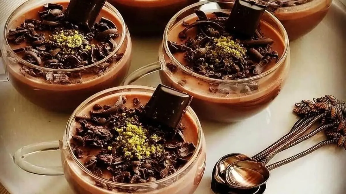 طرز تهیه دسر شکلاتی با بیسکوییت کرم‌دار