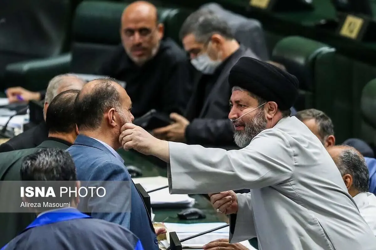 (تصاویر) حاشیههایی از صحن علنی مجلس
