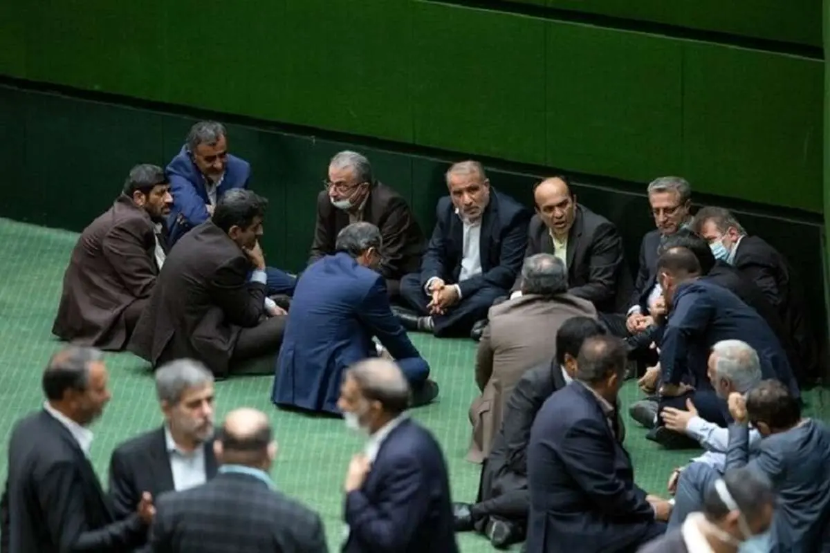 (عکس) شوخی عجیب یک نماینده مجلس در صحن علنی