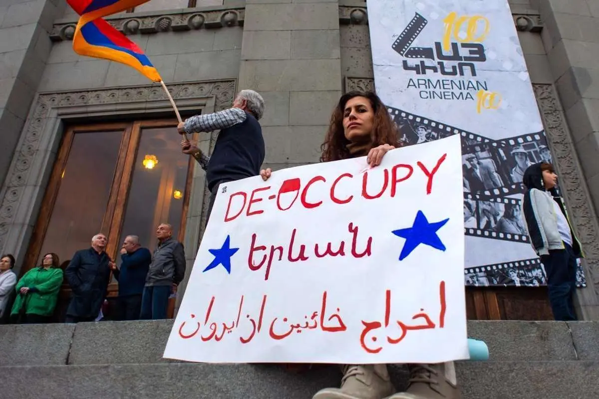 (عکس) دست نوشته زن معترض ارمنی به زبان فارسی