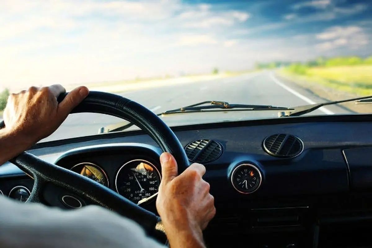 (ویدئو) شجاعت مثال‌زنی یک زن جوان وسط چهارراه و نجات جان راننده