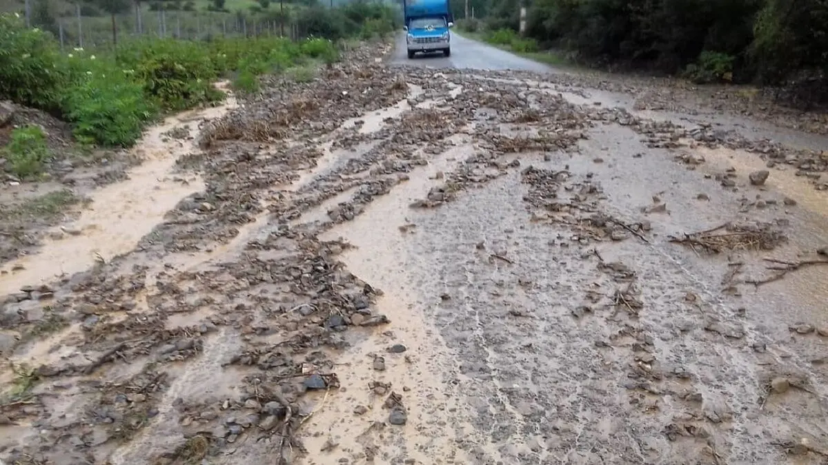 سیلاب راه ارتباطی ۲۳ روستای خرم آباد را مسدود کرد