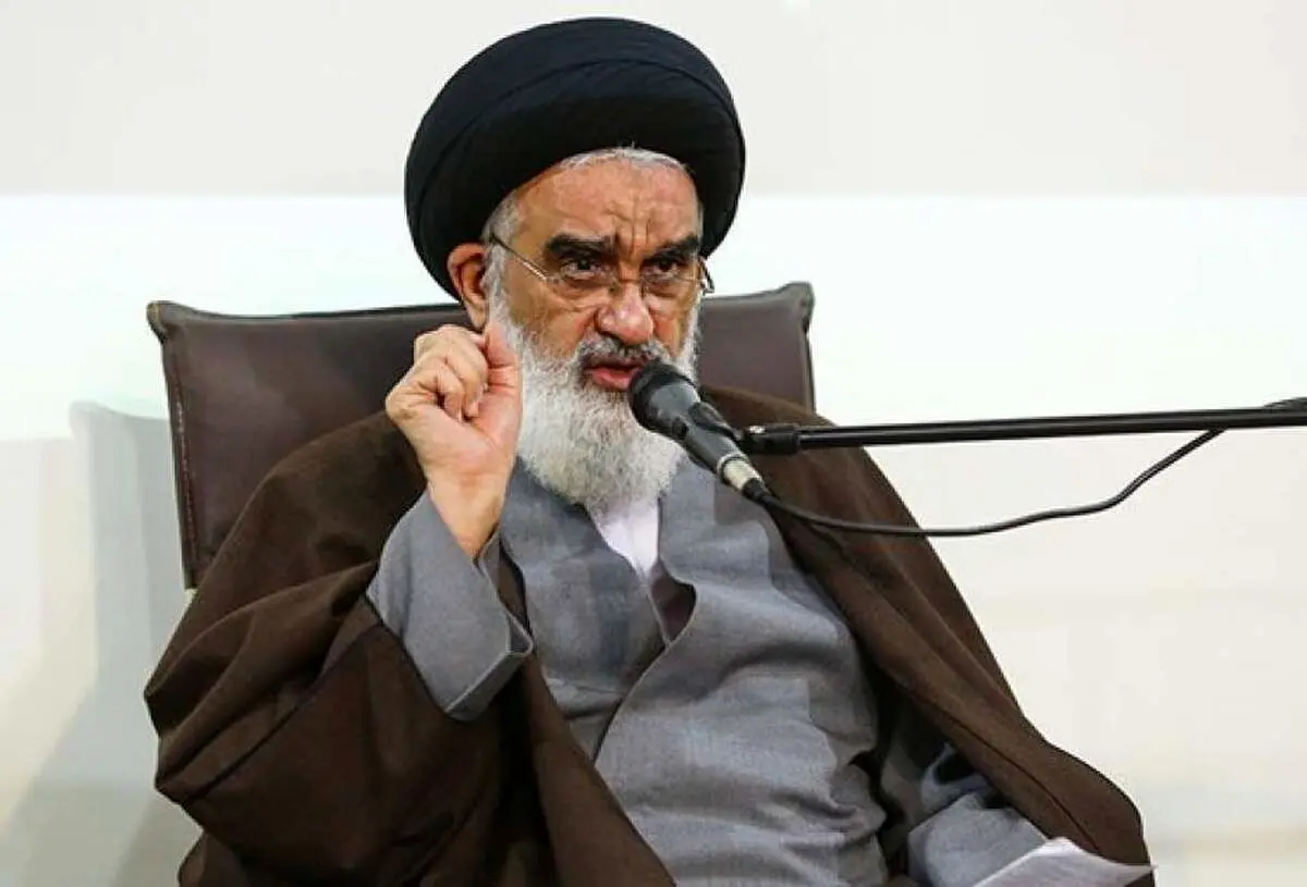 امام جمعه قم: باید با افرادی که حجابشان طوری است که با کشف حجاب تفاوتی ندارد هم برخورد شود