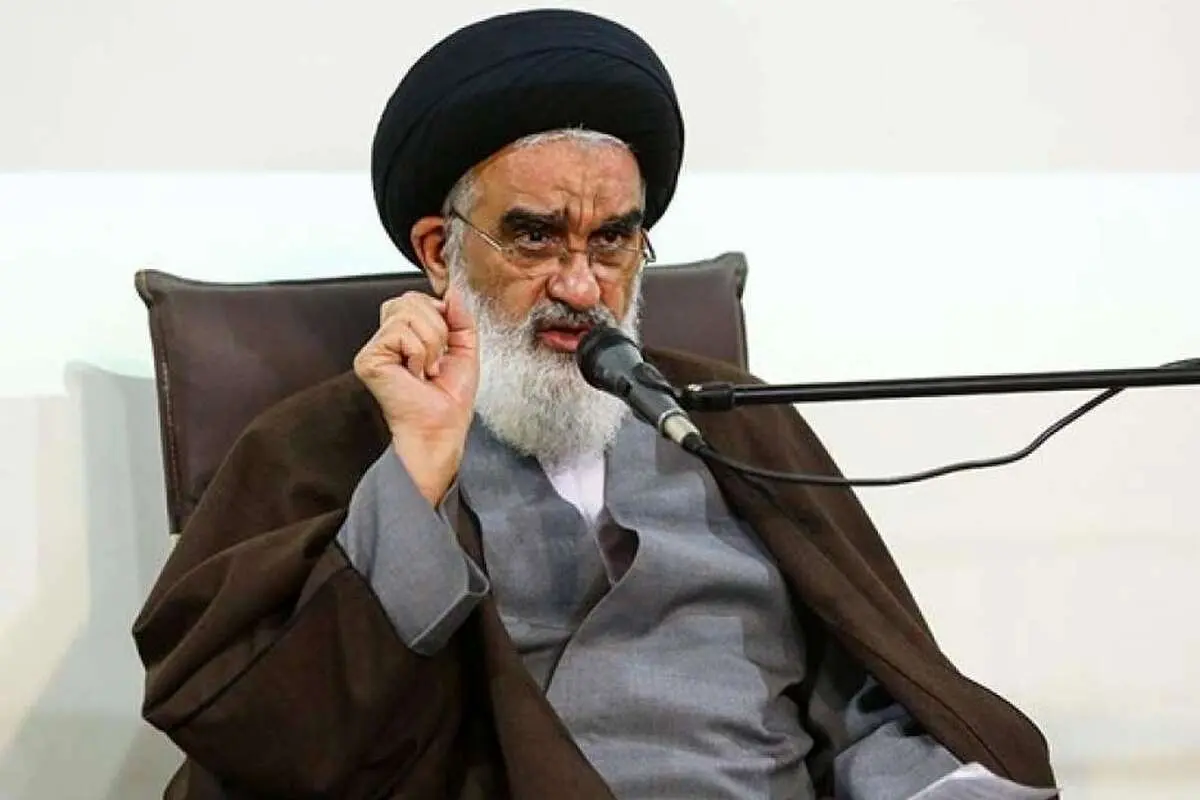 امام جمعه قم: باید با افرادی که حجابشان طوری است که با کشف حجاب تفاوتی ندارد هم برخورد شود