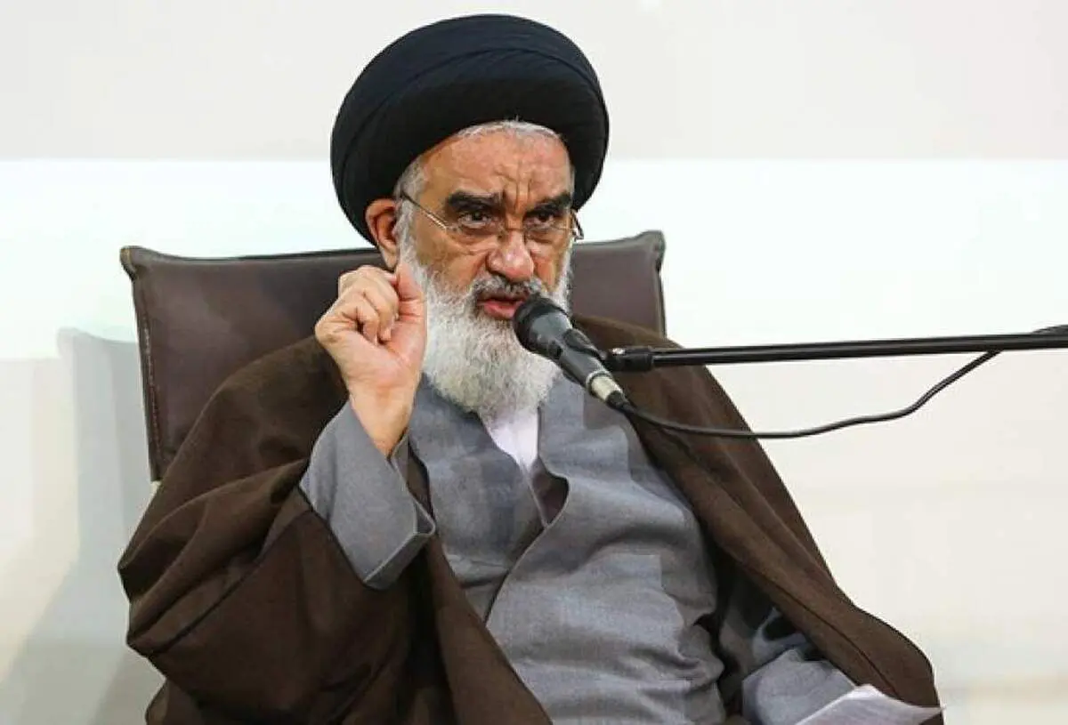 امام جمعه قم: باید با افرادی که حجابشان طوری است که با کشف حجاب تفاوتی ندارد هم برخورد شود