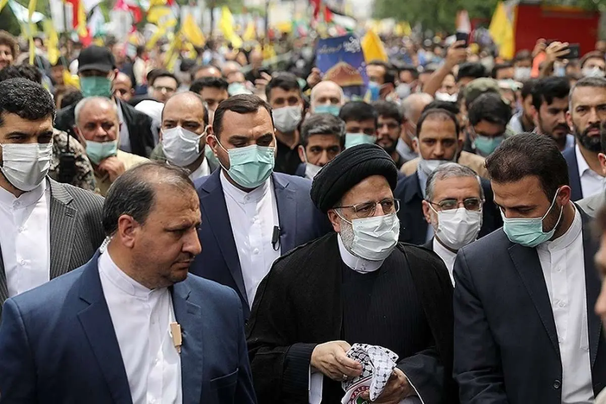 ذوقزدگی یک پسربچه در حین گرفتن سلفی با رئیسی