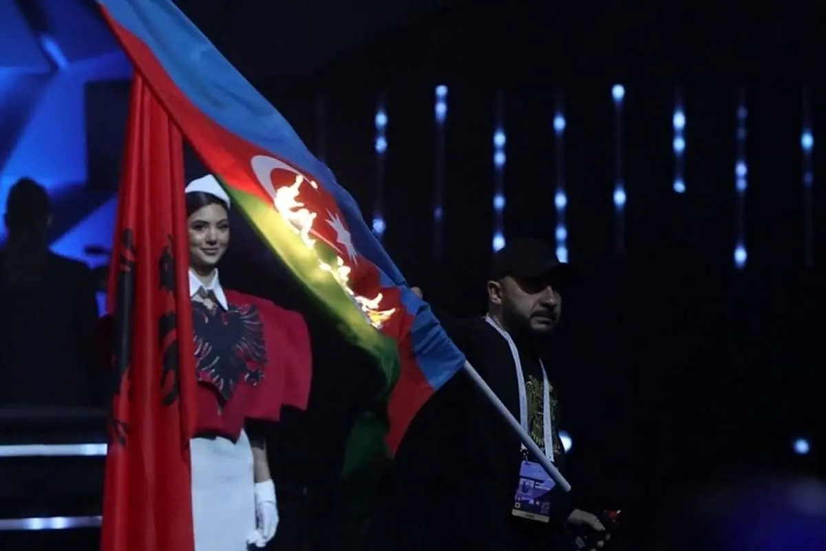 (ویدئو) آتش زدن پرچم آذربایجان در مسابقات وزنهبرداری؛ حرکت جنجالی یک شهروند ارمنستان