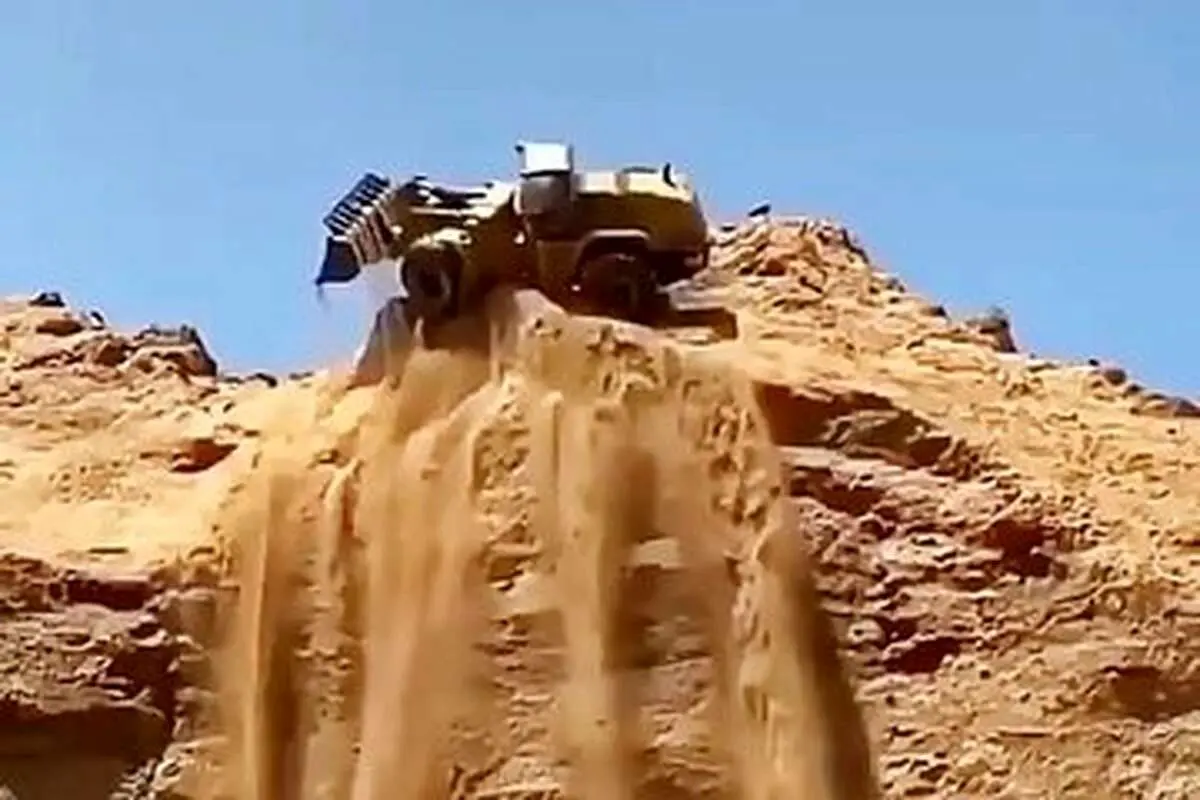 (ویدئو) لحظه سقوط مرگبار لودر در معدن