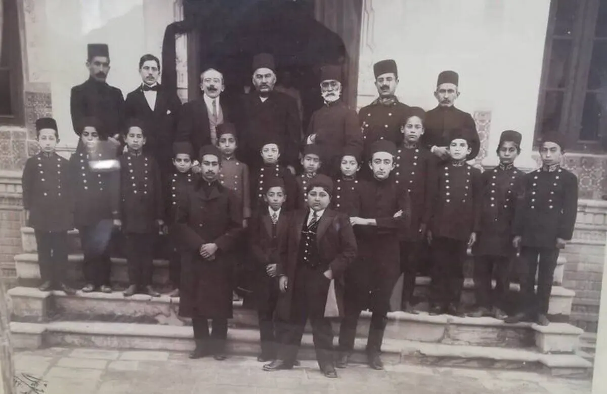 (عکس) کارنامه تحصیلی احمدشاه قاجار؛ تاریخ ۶ و نقاشی ۵