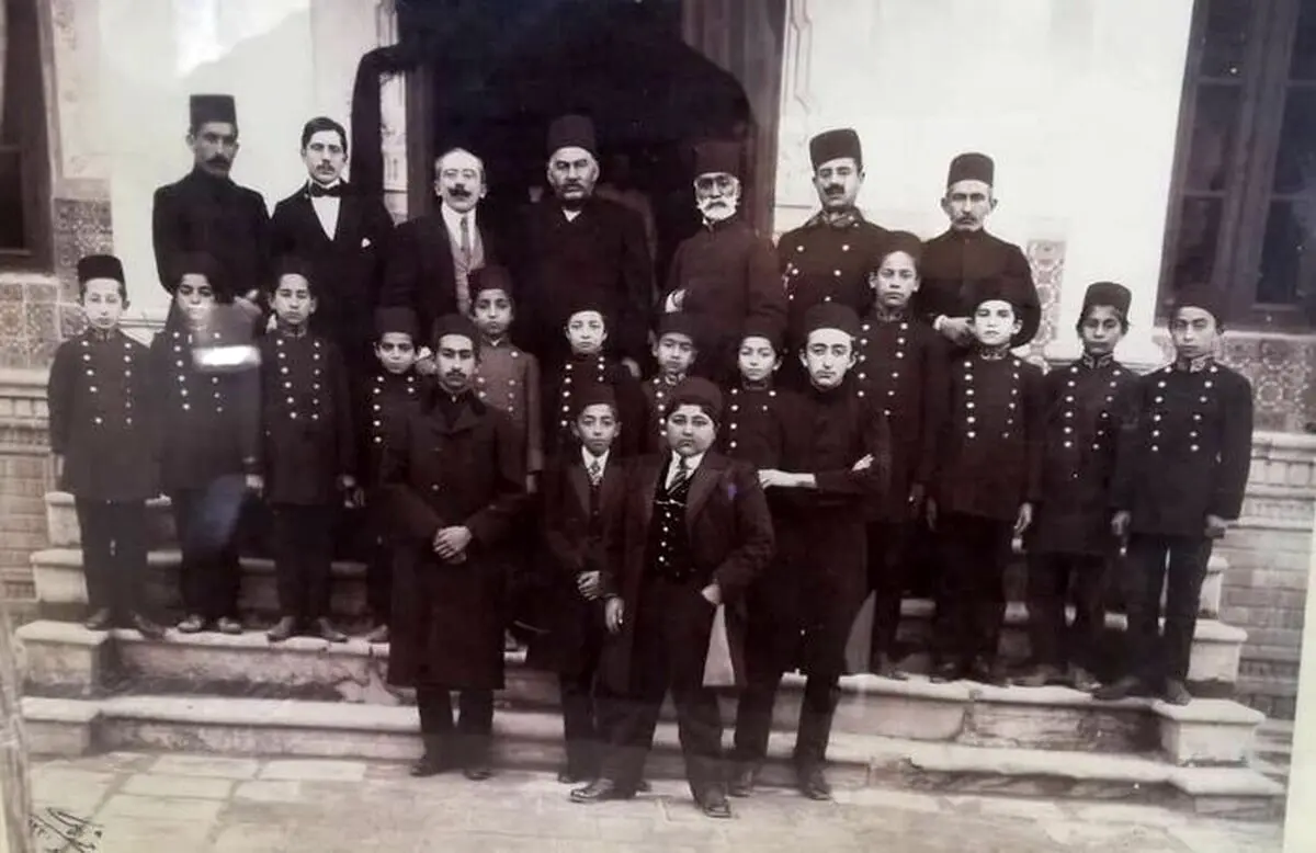 (عکس) کارنامه تحصیلی احمدشاه قاجار؛ تاریخ ۶ و نقاشی ۵
