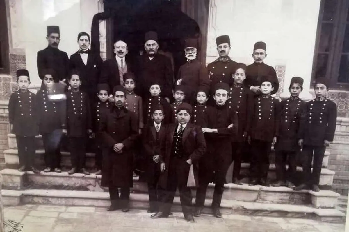 (عکس) کارنامه تحصیلی احمدشاه قاجار؛ تاریخ ۶ و نقاشی ۵