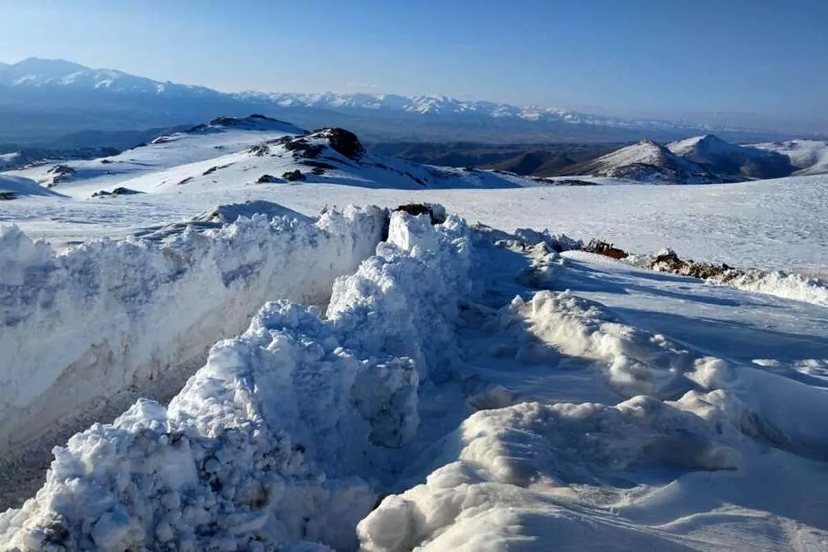 (تصاویر) مبارزه با ۵ متر برف در مرز ایران