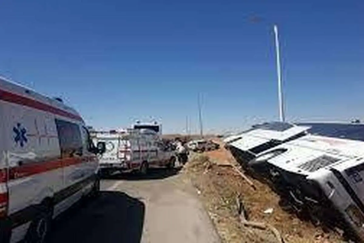 واژگونی اتوبوس در جاده آباده به اصفهان/ ۱۶ مصدوم و یک کشته