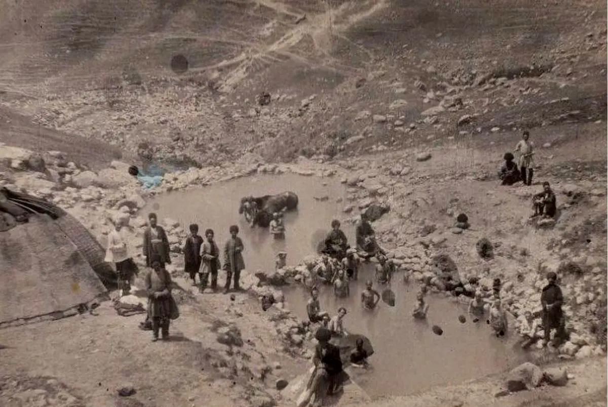 تصویری تاریخی از پوشش زنان و مردان در ۱۳۰۵