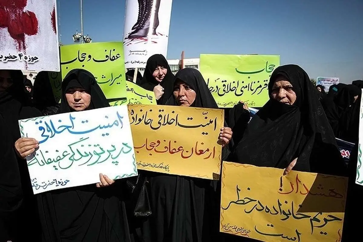 چرا رهبر انقلاب، کشف حجاب را «حرام سیاسی» اعلام کرد؟
