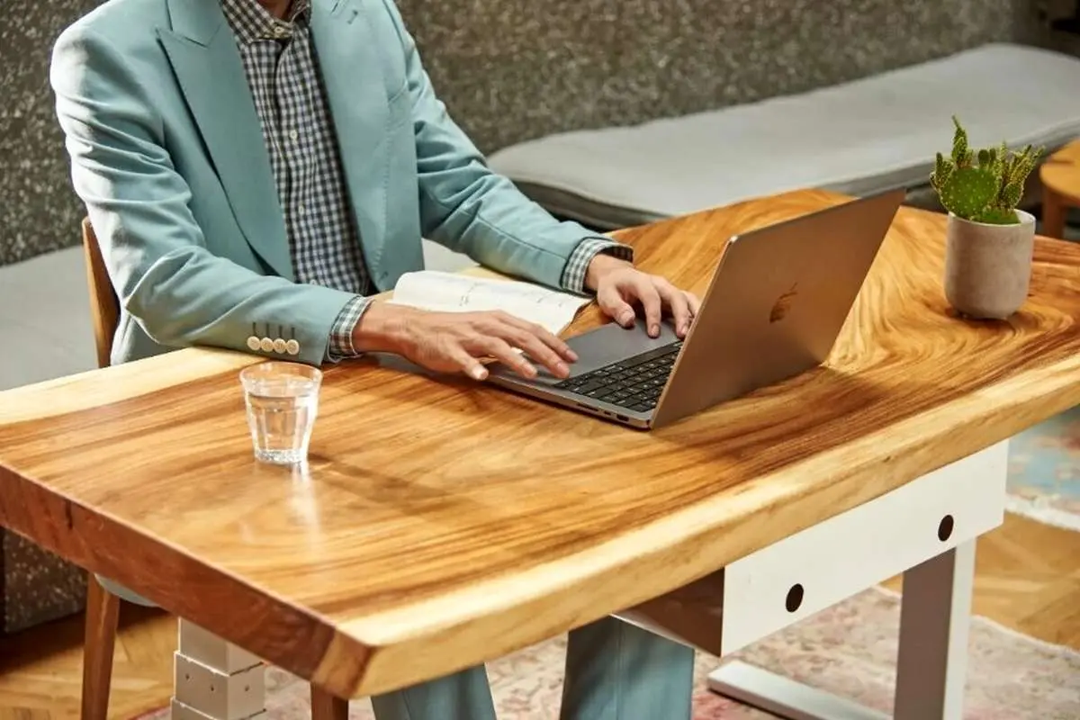 چگونه لکه روی میز چوبی را پاک کنیم؟