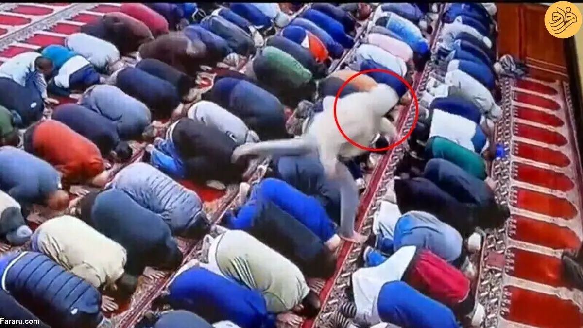(ویدئو) حمله هولناک نمازگزار به امام جماعت یک مسجد