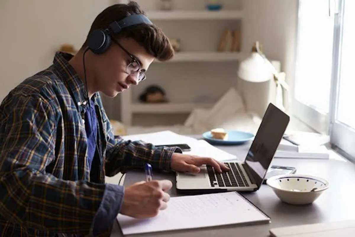 چگونه در مطالعه با انگیزه بمانیم: راهنمای جامع برای دانش آموزان و دانشجویان