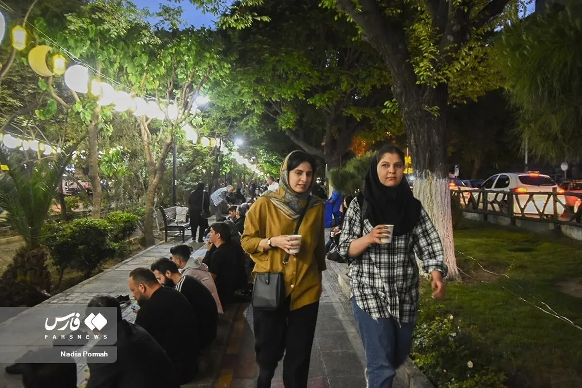 (تصاویر) افطاری در بلوار کشاورز تهران