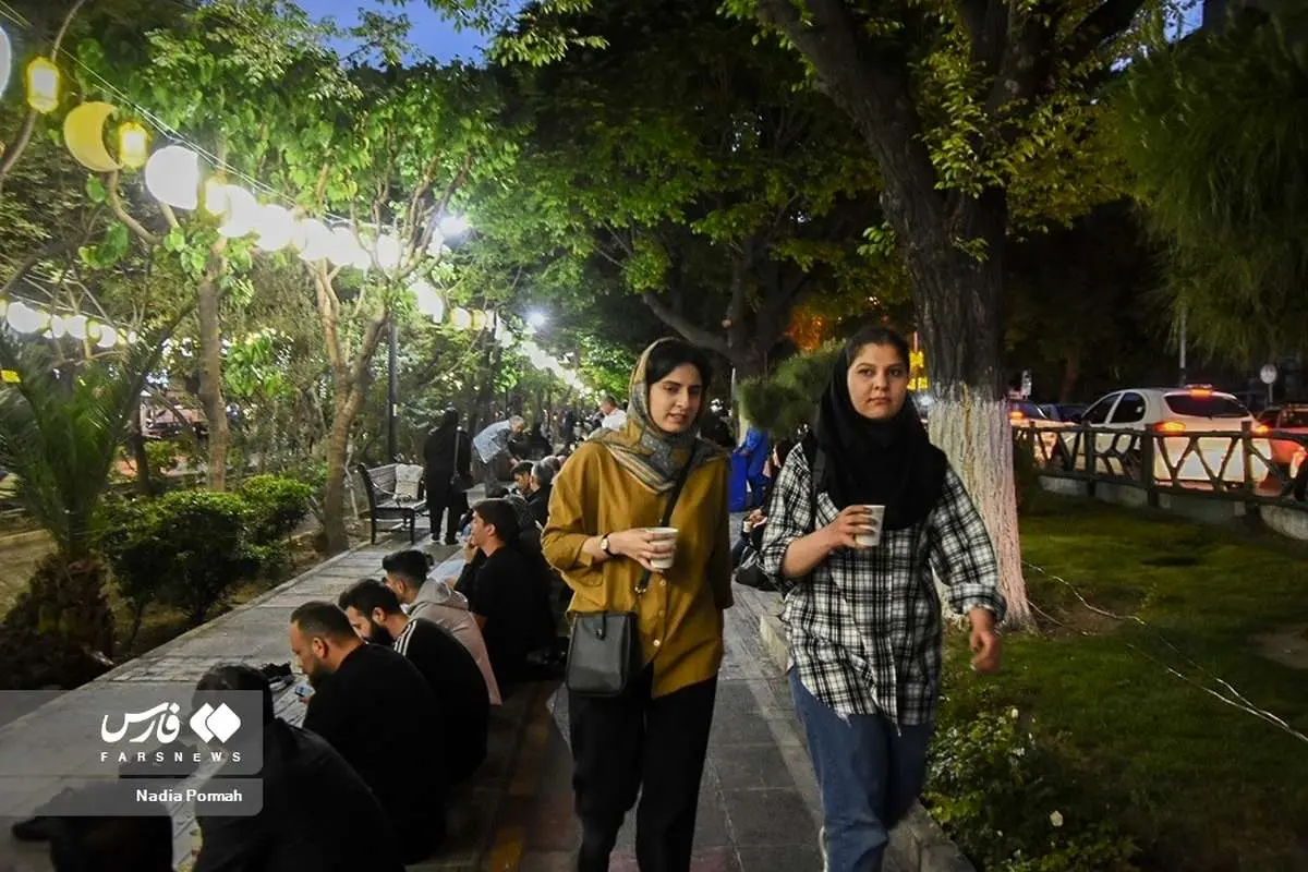 (تصاویر) افطاری در بلوار کشاورز تهران