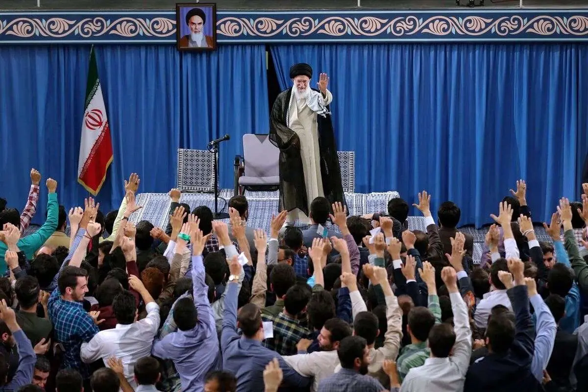 (ویدئو) واکنش رهبر انقلاب به تبریک تولدشان توسط دانشجویان