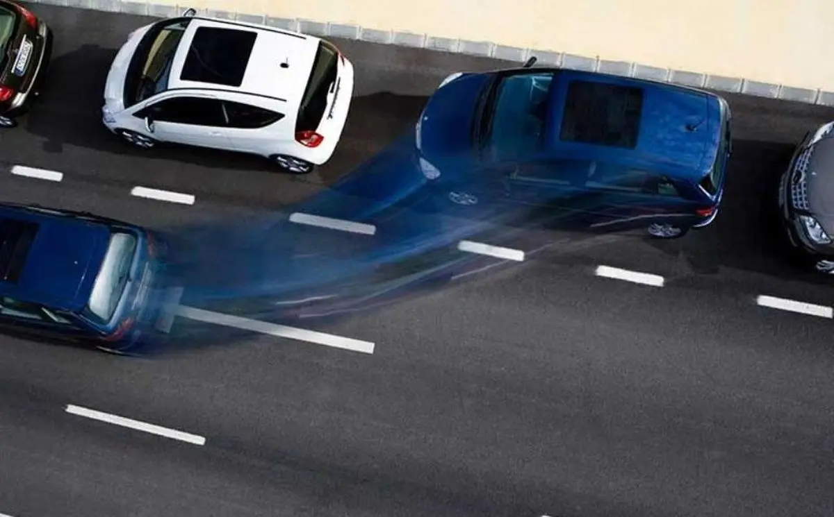 (ویدئو) پرریسک‌ترین و عجیب‌ترین جای پارک دنیا؛ یک لبه باریک و چند خودرو