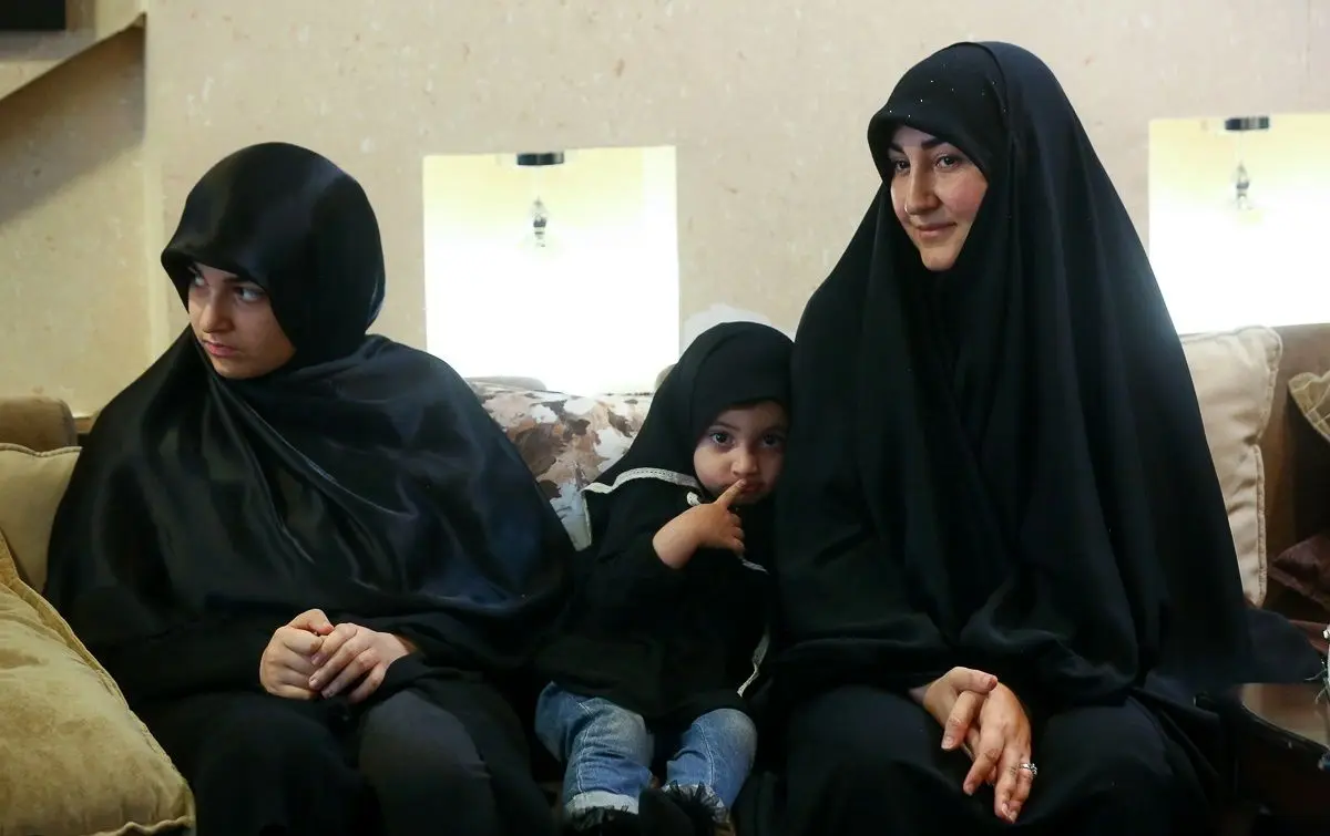 (تصاویر) حضور سید حسن خمینی در منزل مرحوم عماد افروغ