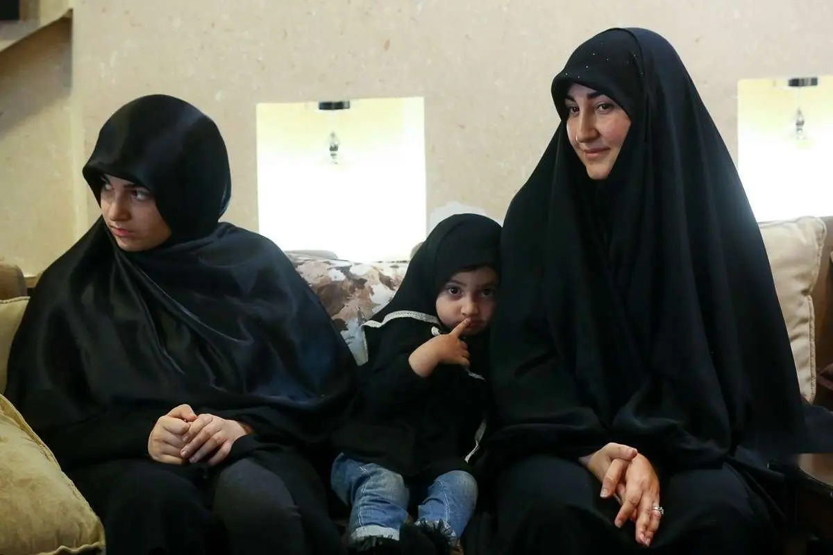 (تصاویر) حضور سید حسن خمینی در منزل مرحوم عماد افروغ