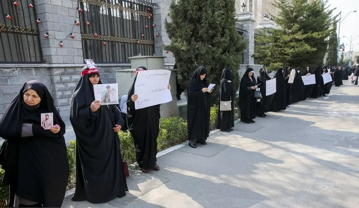 عکسی از زنان مدافع حجاب با سربند مخصوص