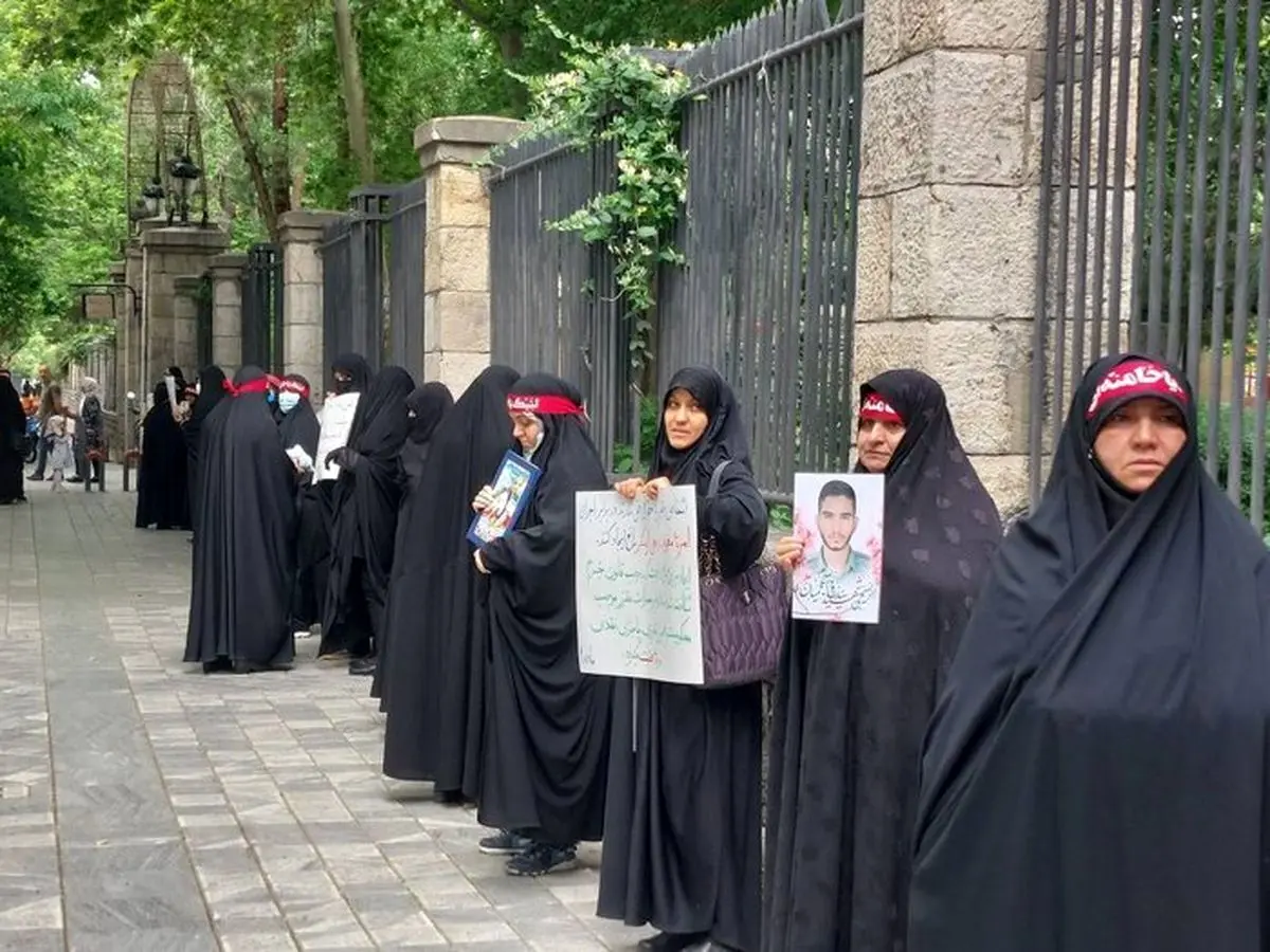 (ویدئو) تجمع مقابل شورای شهر تهران: ما برای تبلیغ حجاب پول نمی‌خواهیم