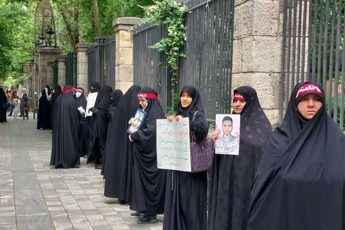 (ویدئو) تجمع مقابل شورای شهر تهران: ما برای تبلیغ حجاب پول نمیخواهیم