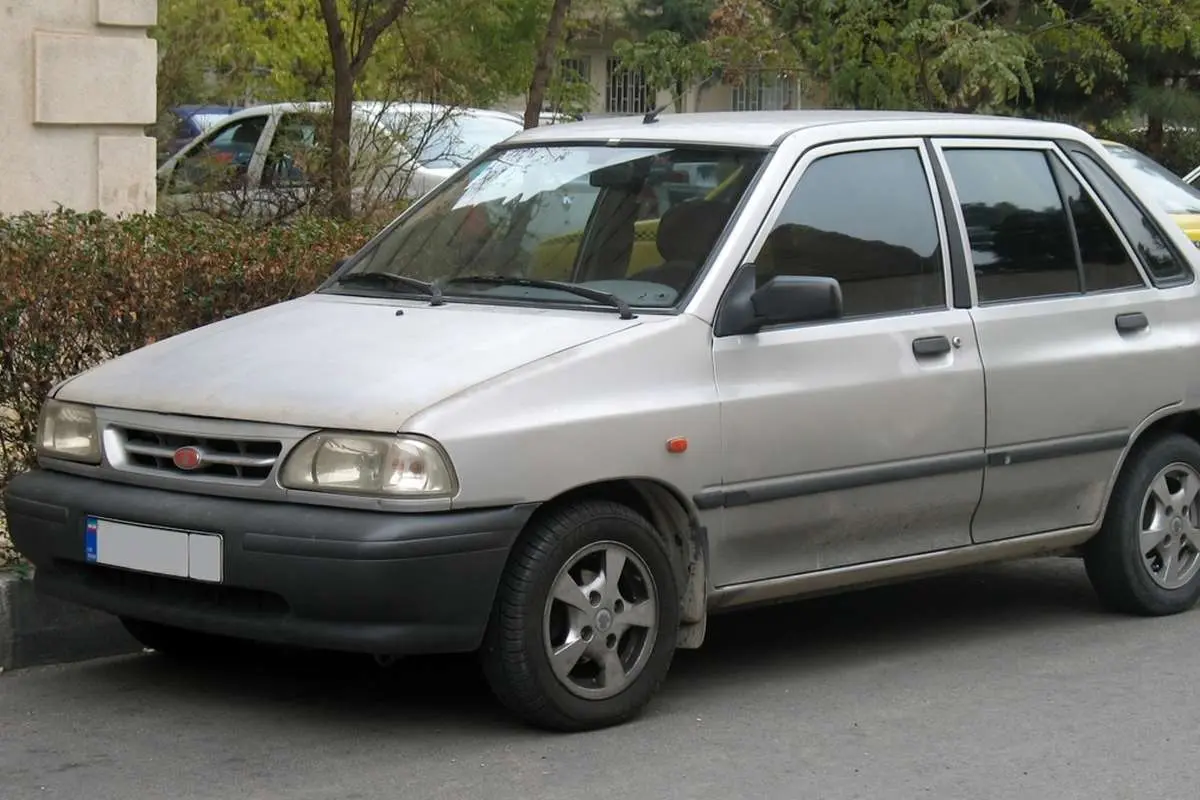 (ویدئو) شیوه عجیب یک روحانی برای متوقف کردن یک پراید در بلوار مرزداران