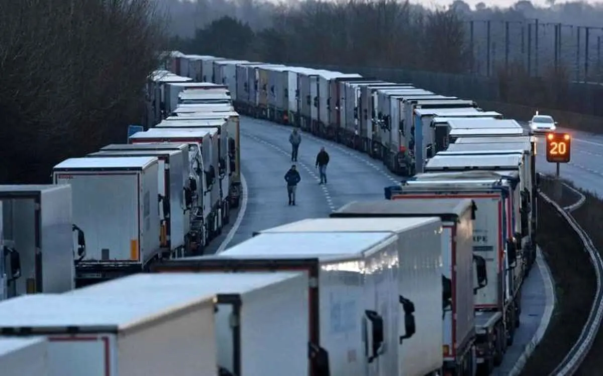 (ویدئو) صف کیلومتری کامیون‌ها در گمرک چذابه