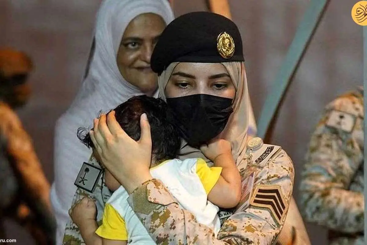 عکس سرباز زن سعودی با کودکی در آغوش برترین تصویر روز شد