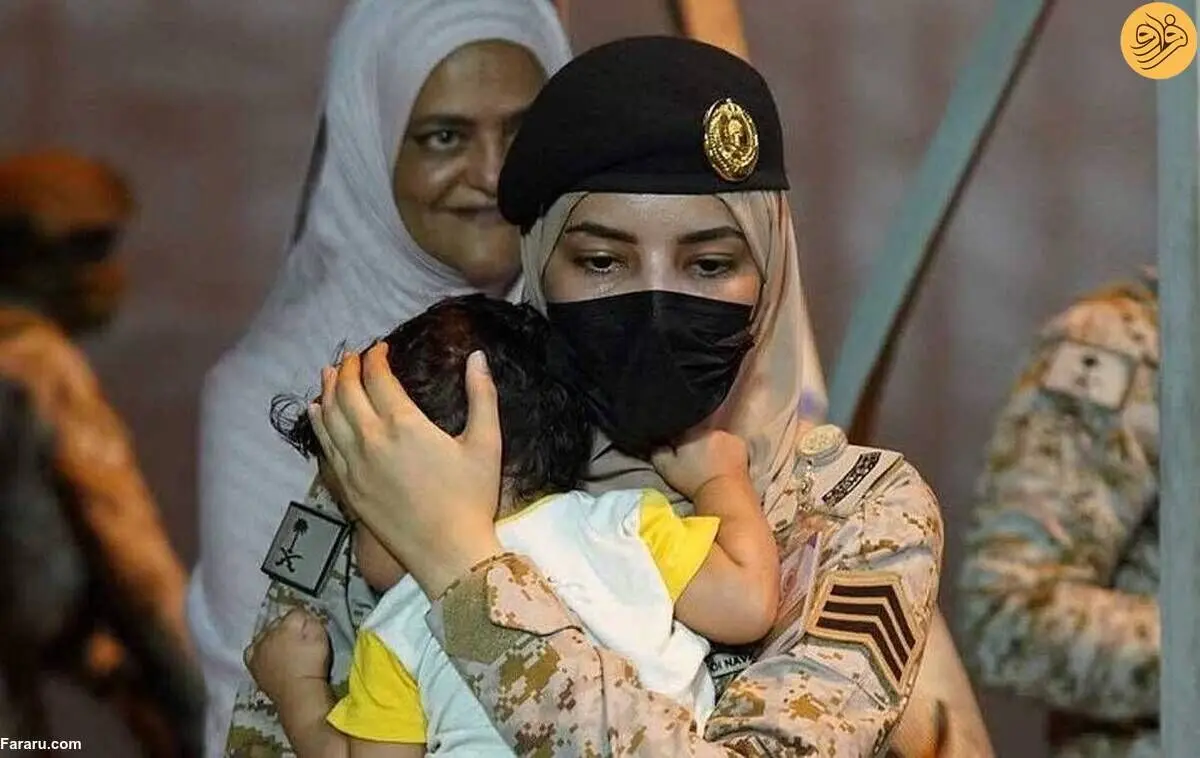 عکس سرباز زن سعودی با کودکی در آغوش برترین تصویر روز شد