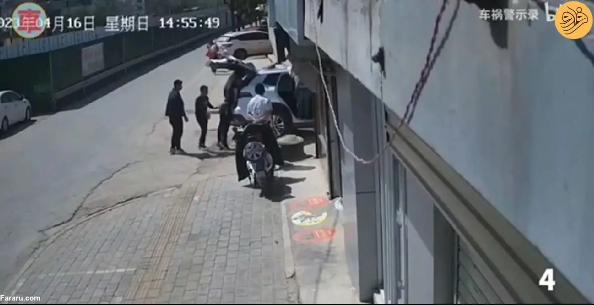 (ویدئو) عاقبت کمک گروهی برای نجات شاسی‌بلند از جوی آب
