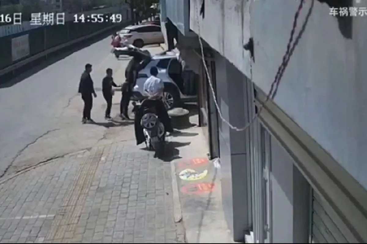 (ویدئو) عاقبت کمک گروهی برای نجات شاسیبلند از جوی آب