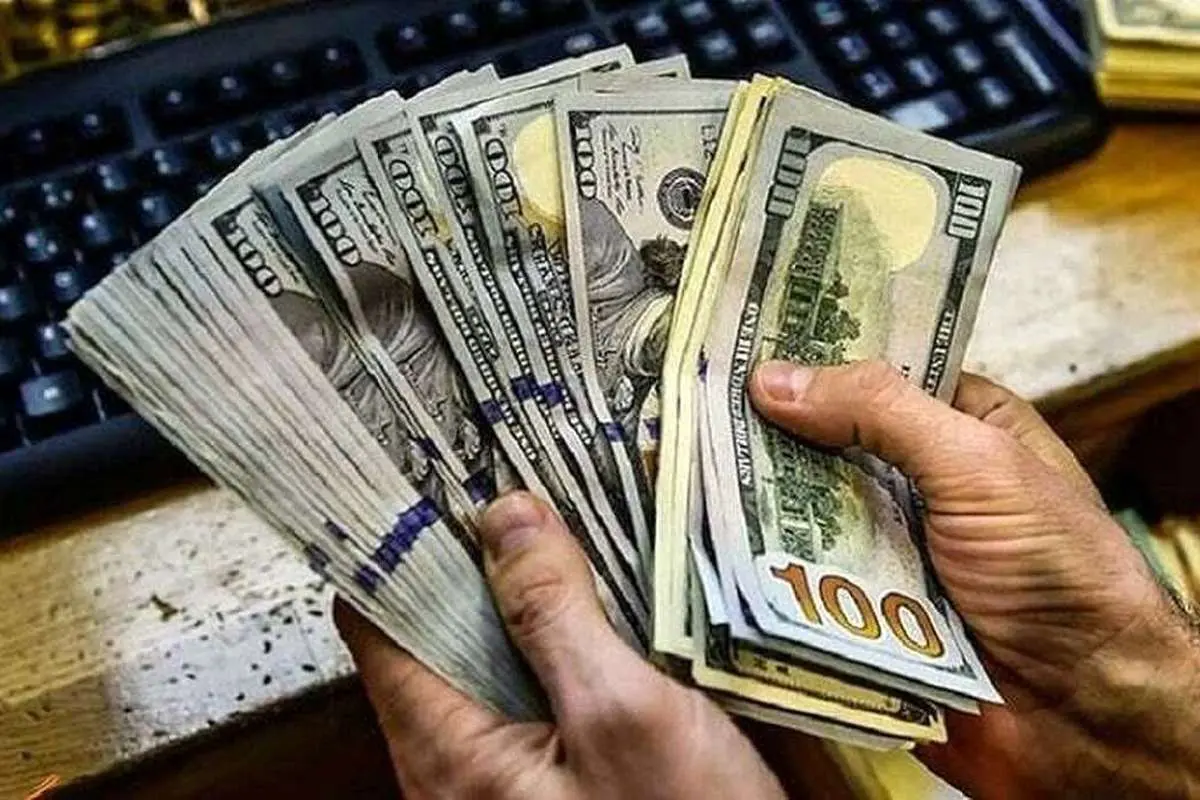 (عکس) ماجرای مردی که هزاران اسکناس را از ماشینش به بزرگراه پرتاب کرد