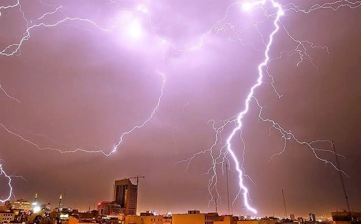 (ویدئو) برخورد صاعقه مرگبار به دختر جوان در حین گرفتن سفلی