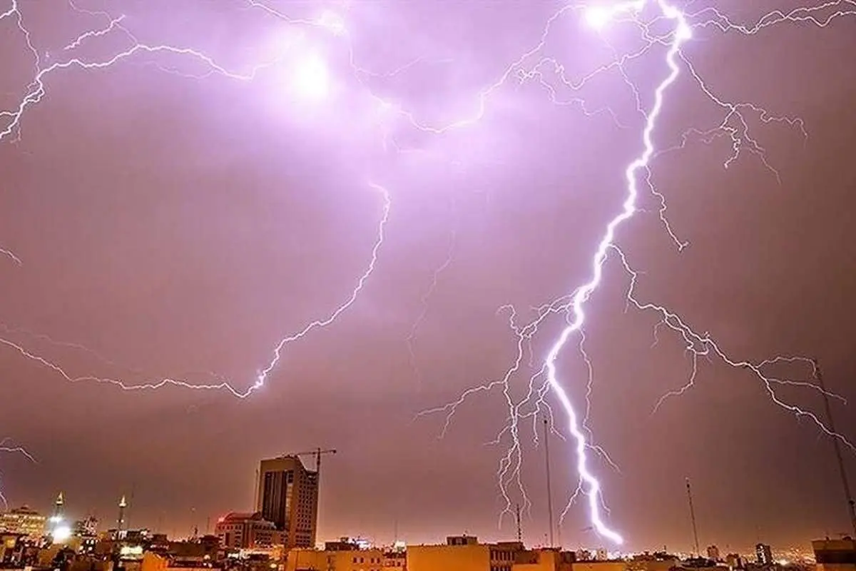 (ویدئو) برخورد صاعقه مرگبار به دختر جوان در حین گرفتن سفلی