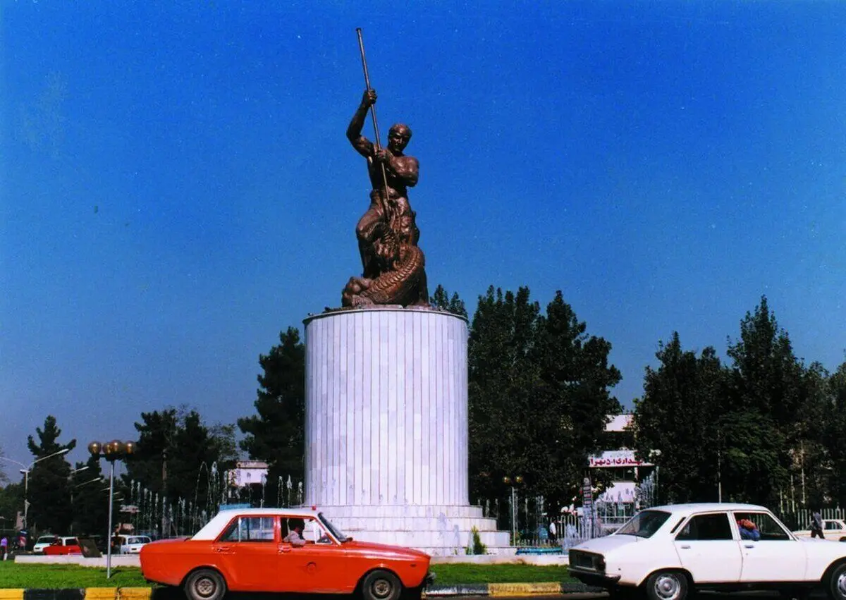 (تصاویر) تنها مجسمه باقیمانده از پهلوی اول در این میدان است!