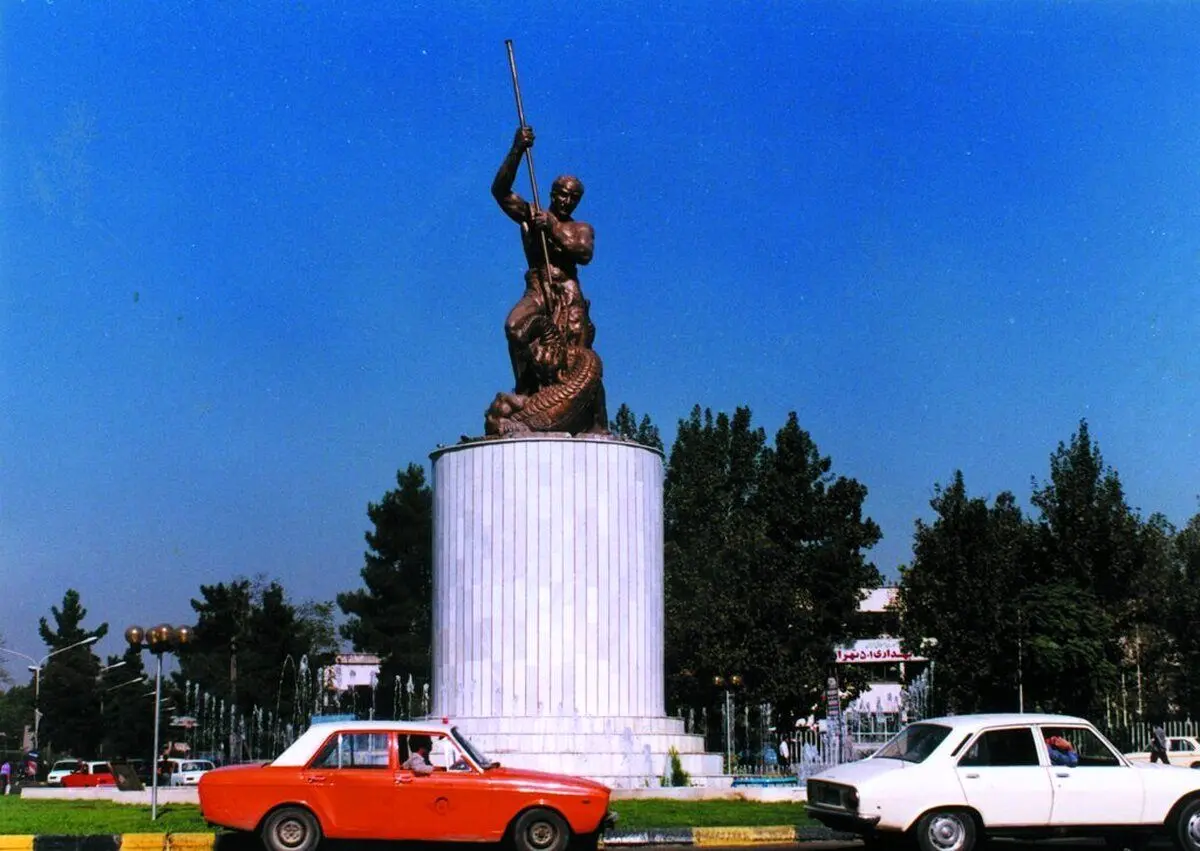 (تصاویر) تنها مجسمه باقیمانده از پهلوی اول در این میدان است!