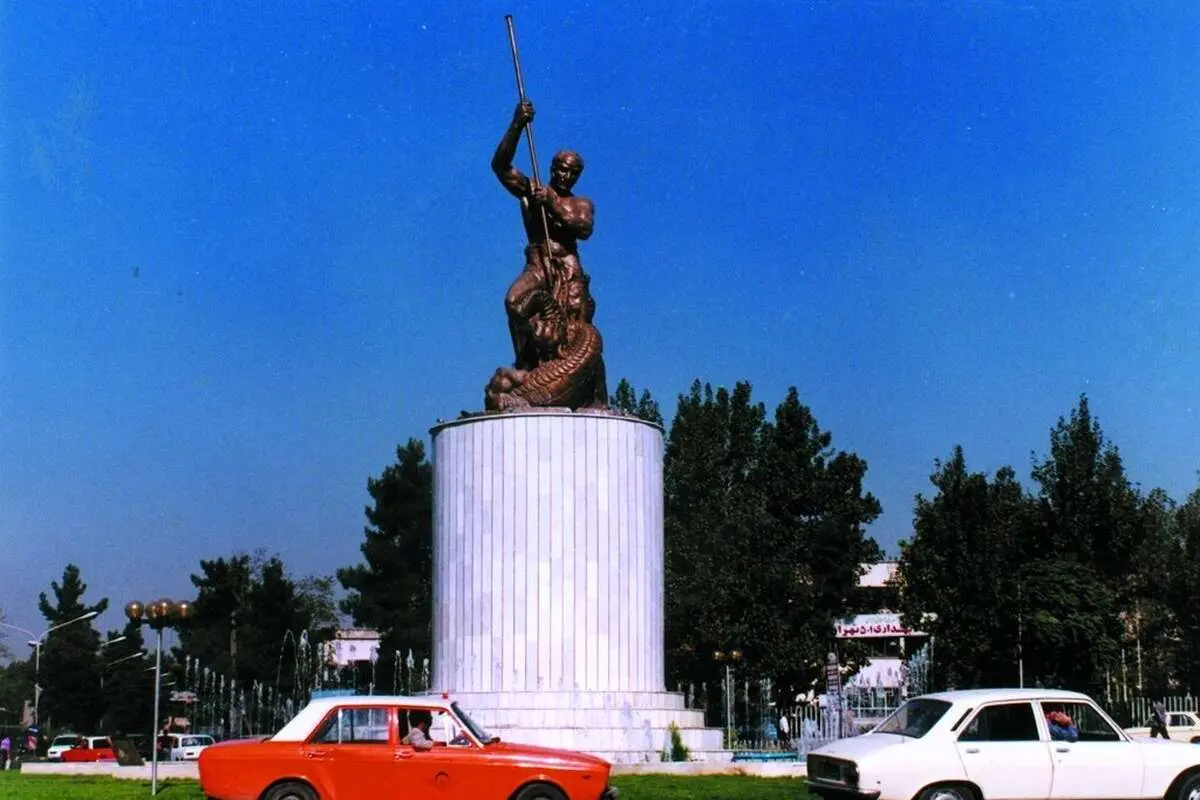 (تصاویر) تنها مجسمه باقیمانده از پهلوی اول در این میدان است!