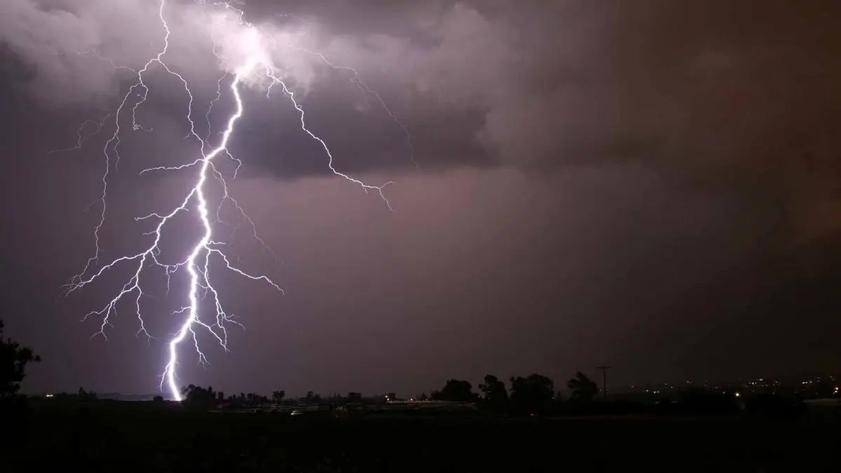 احتمال وقوع ۲ سامانه رعد برق و تند باد در پایتخت/ کوهنوردان به ارتفاعات صعود نکنند