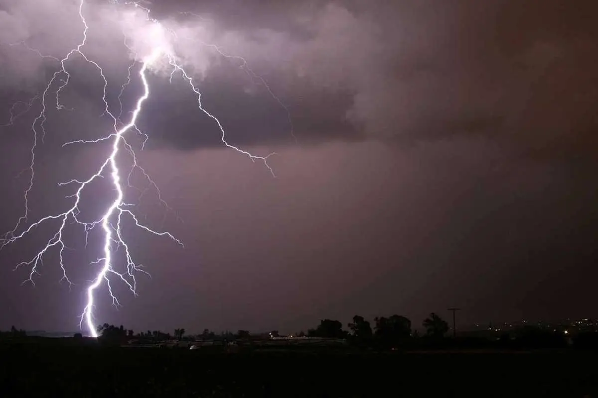 احتمال وقوع ۲ سامانه رعد برق و تند باد در پایتخت/ کوهنوردان به ارتفاعات صعود نکنند